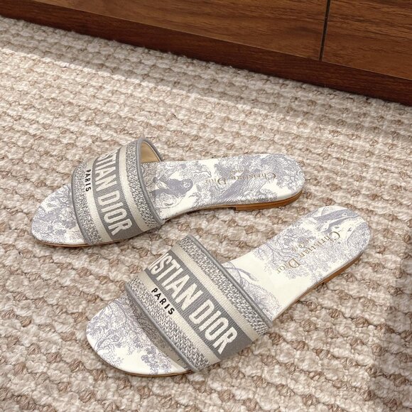 ✨ DIOR EMBROIDERED SLIPPERS – LUXURY FOOTWEAR ART ✨ - Picture 1 of 8